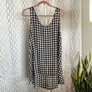 Large black and white checkered tunic